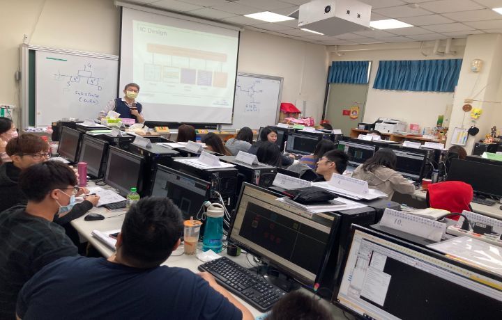 圖/中華大學攜手資策會與瑞昱半導體公司，合作開辦全台唯一的IC應用工程師人才養成班。圖為之前中華大學開辦的「中華大學先進製程積體電路佈局工程師」人才養成班的上課情形，學員就業率高達9成5。